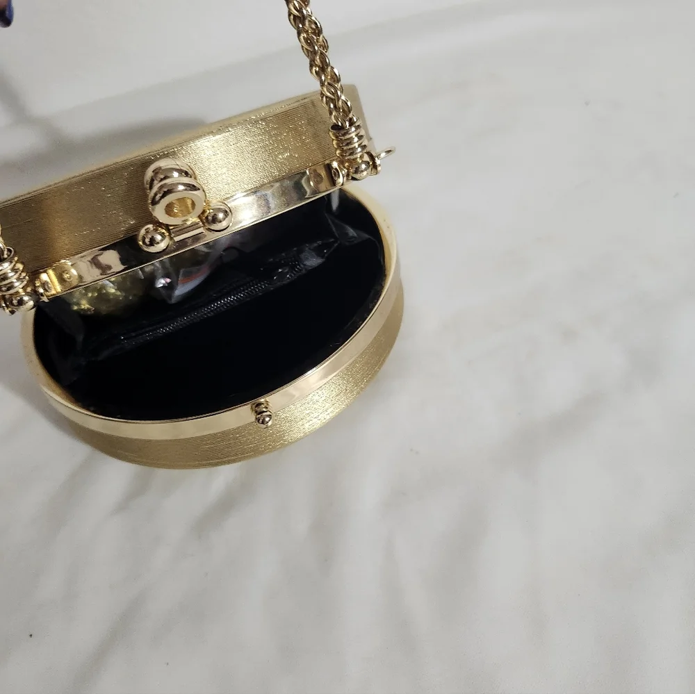 Elegant Gold Women's Crossbody Handbag - Picture 3 of 3